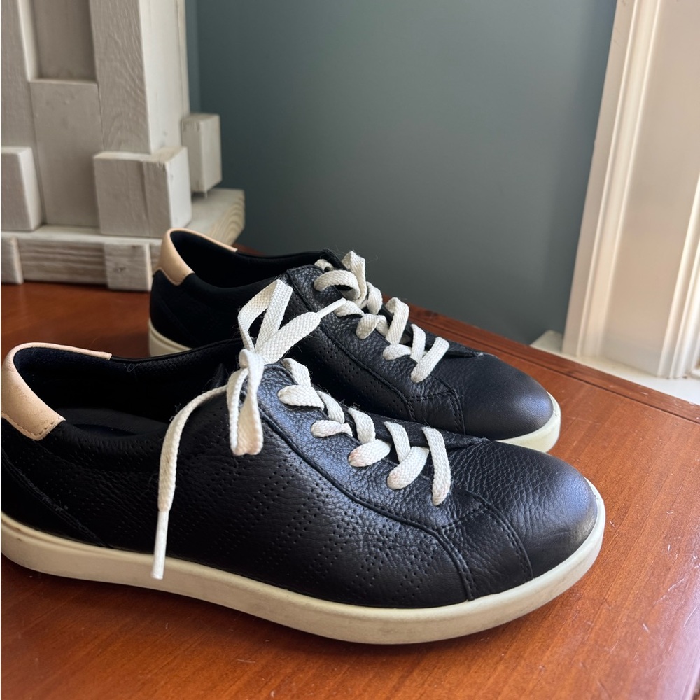 Ecco Leather Casual Sneaker